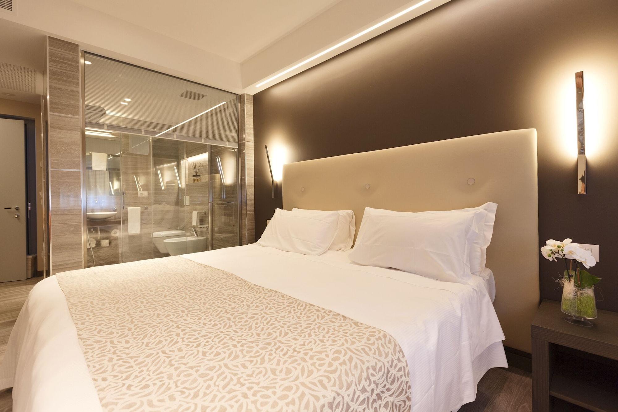 Hotel King, By R Collection