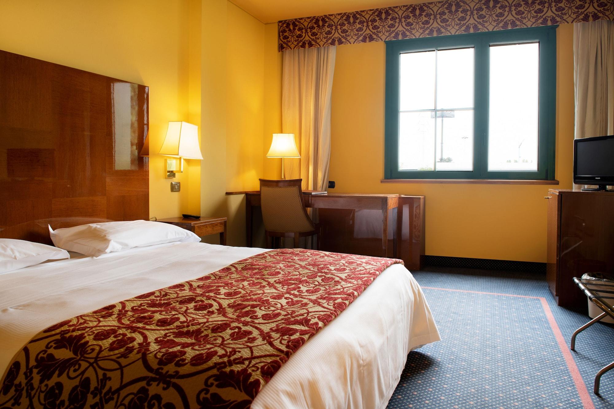 Hotel King, By R Collection 4*