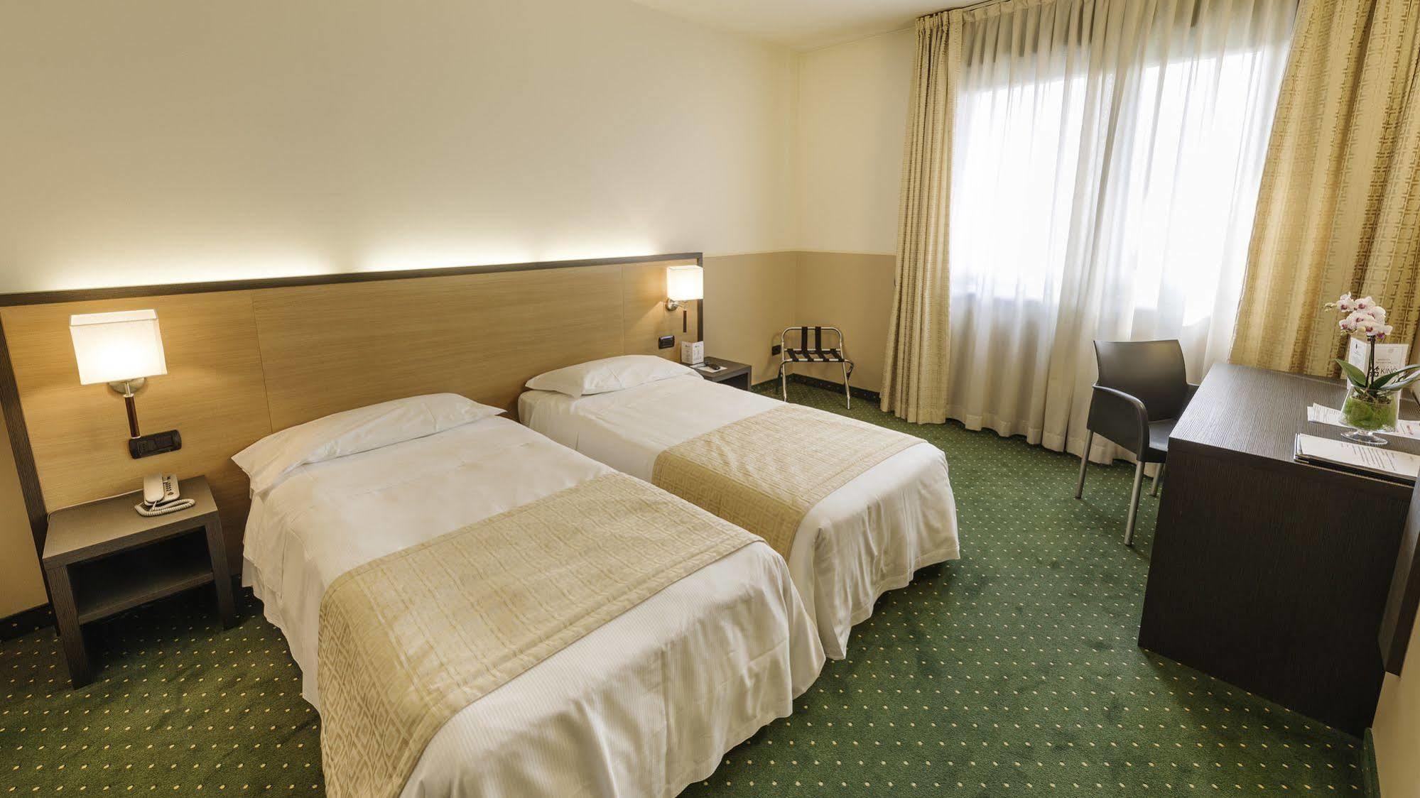 Hotel King, By R Collection