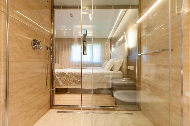 Hotel King, By R Collection Varedo